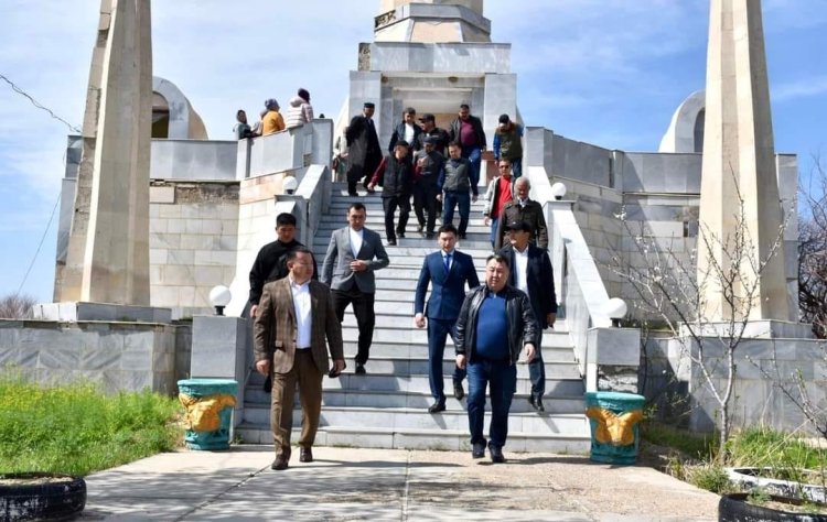 Түркістан: «Киелі мекен» апталығында Созақты Баба түкті Шашты Әзіз кесенесі аумағында тазалық жұмыстары жүргізілді